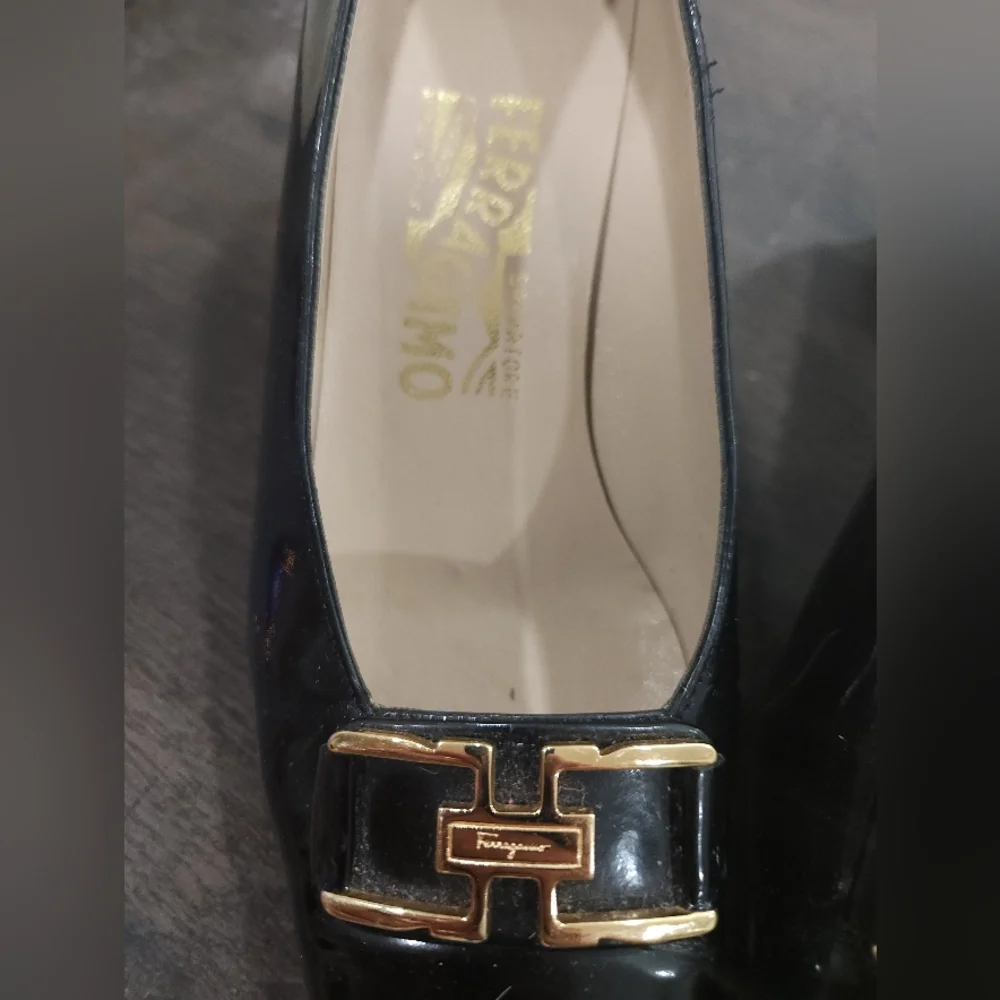 Salvatore Ferragamo• Vintage black and gold close toed heel. Sz 7.5